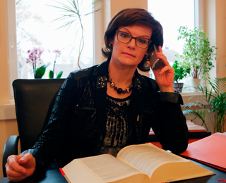 Porträt von Rechtsanwältin Christiane Lux, Kanzlei für Familienrecht, Verkehrsrecht und Strafrecht in Bensheim.